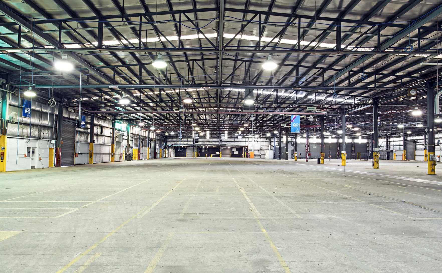 Spacious indoor warehouse space with high ceilings for vertical storage